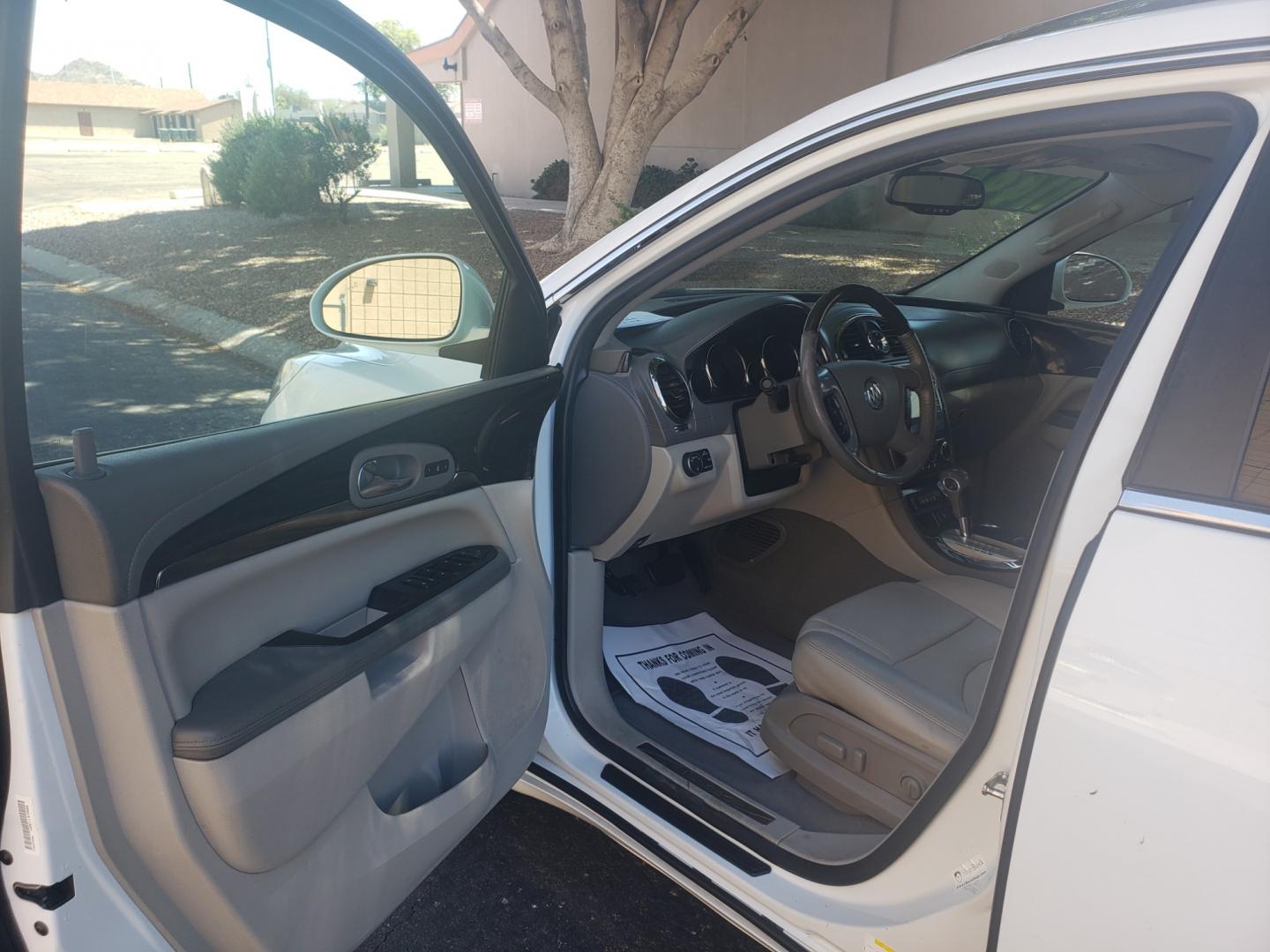 2017 WHITE /gray Buick Enclave (5GAKRBKD3HJ) with an 3.6L V6 DOHC 24V engine, 6-Speed Automatic transmission, located at 323 E Dunlap Ave., Phoenix, AZ, 85020, (602) 331-9000, 33.567677, -112.069000 - Photo#8